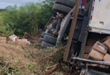 Photo of Carreta tomba, e carga de cigarros contrabandeados é apreendida, em Conceição