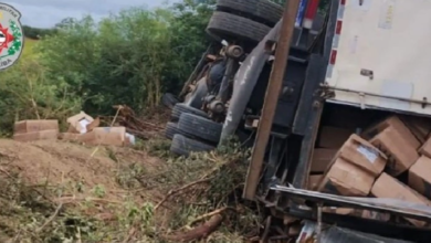 Photo of Carreta tomba, e carga de cigarros contrabandeados é apreendida, em Conceição