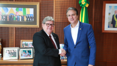 Photo of João Azevêdo cumpre agenda em Brasília e discute investimentos na Saúde e Educação com ministro e secretário do governo federal