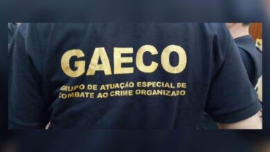 Photo of Polícia e Gaeco encontram armas em casa de prefeito durante ‘operação rastreio’ e gestor é levado à delegacia