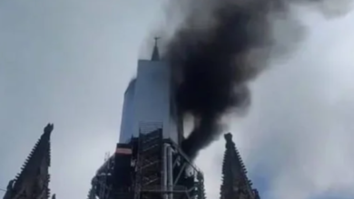 Photo of Torre da catedral de Notre Dame é atingida por incêndio