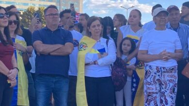 Photo of Embaixada em Brasília tem atos de venezuelanos contra Maduro e de brasileiras a favor do ditador