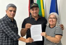 Photo of ASSISTA: Prefeito Divaldo fechando seu mandado assinando alvará para a construção de 200 casas para população carente de Itaporanga