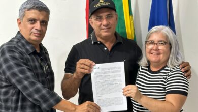 Photo of ASSISTA: Prefeito Divaldo fechando seu mandado assinando alvará para a construção de 200 casas para população carente de Itaporanga