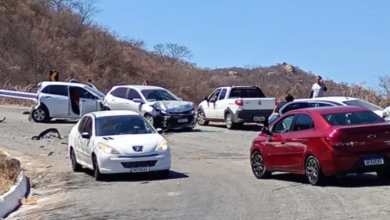 Photo of Acidente entre caminhão e três carros causa engarrafamento na Serra de Teixeira