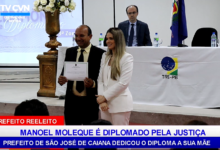 Photo of ASSISTA: Prefeito reeleito de São José de Caiana Manoel Moleque é diplomado pela justiça eleitoral e dedica diploma para sua Mãe