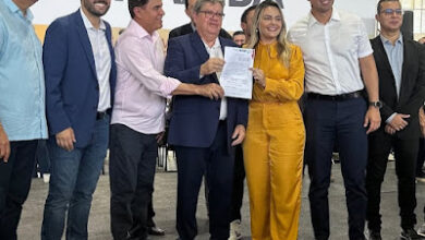 Photo of Prefeita Paloma Kenned recebe mais um ônibus escolar para Santana dos Garrotes